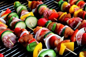 Leckere Gemüse- und Fleischspieße mit Paprika, Zucchini und Hähnchen auf dem Grill, ideal für Grillabende und BBQ.
