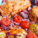 Gericht mit Hähnchenbrust, Kirschtomaten, Oliven und Speck, serviert in einer Pfanne, ideal für herzhafte Mahlzeiten.