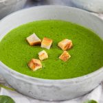 Eine Schüssel mit Spinat-Suppe, garniert mit knusprigen Croutons, ideal für gesunde Ernährung und vegetarische Rezepte.