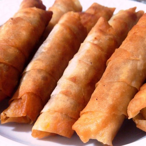 Frittierte Börek auf einem weißen Teller, knusprig und goldbraun, ideal für Appetitanreger und Snacks.