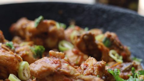 Leckeres Hähnchengericht mit frischem Gemüse und Kräutern in einer Pfanne, ideal für kulinarische Inspiration.