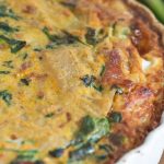 Leckere Gemüse-Quiche mit Spinat, Käse und einer goldbraunen Kruste, ideal für ein herzhaftes Gericht.