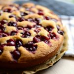 Saftiger Kirschpltzer mit einer goldenen Kruste und frischen Kirschen, perfekt für Desserts und Backliebhaber.