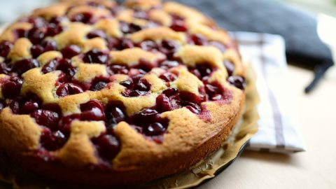 Saftiger Kirschpltzer mit einer goldenen Kruste und frischen Kirschen, perfekt für Desserts und Backliebhaber.