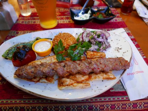 Marinierte Fleischspieße mit Gemüse