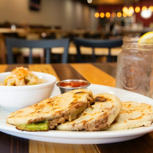 Teigfladen mit verschiedenen Füllungen.